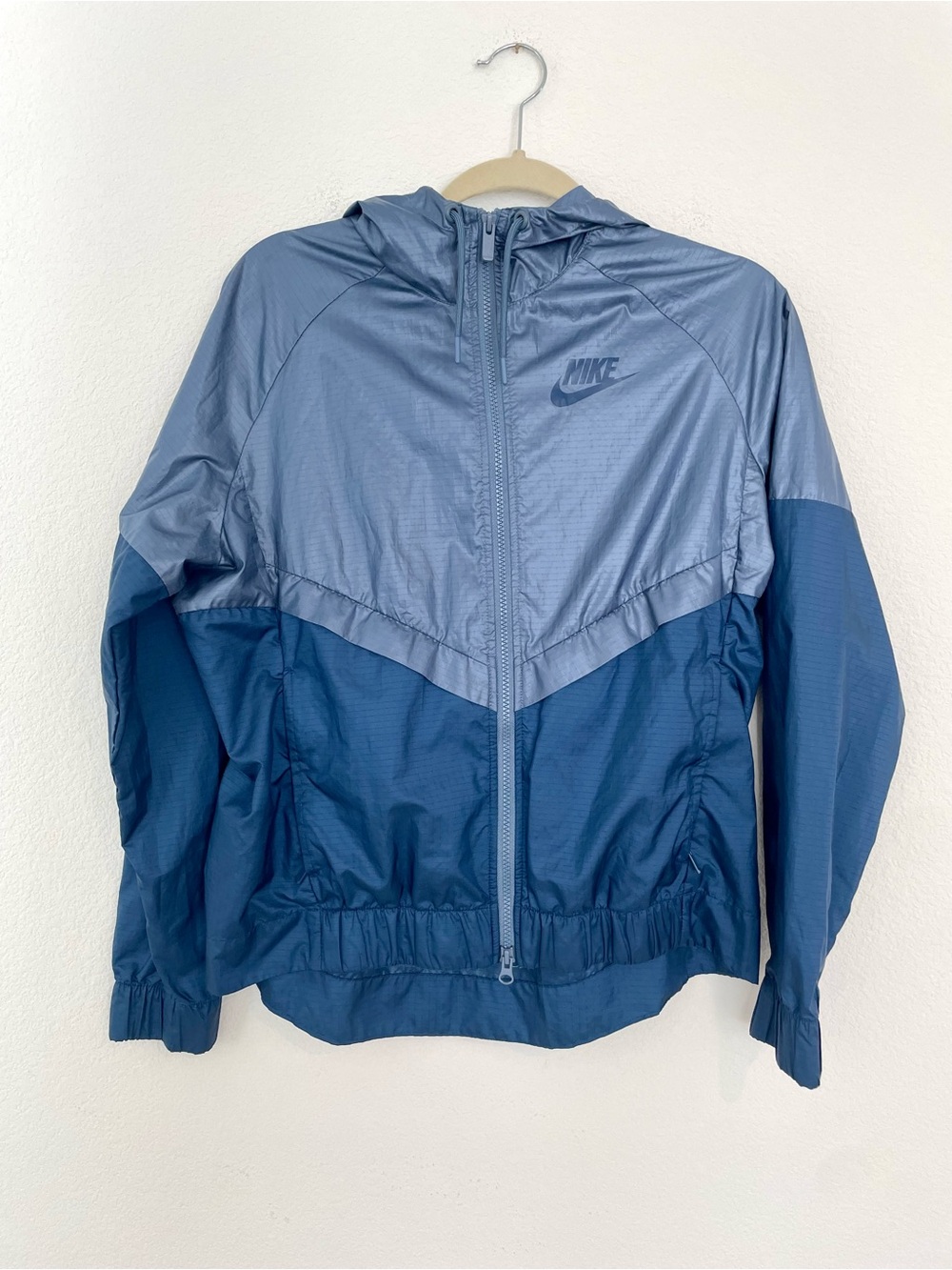 Nike Women's M Blue Two-Tone Hooded Wind Breaker Rain Jacket